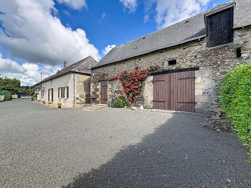 Maison à BECON-LES-GRANITS