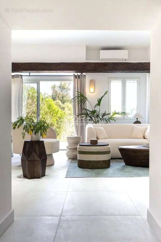 Villa – Élégance avec vue mer dans une résidence privée à Cannes. - photo 5