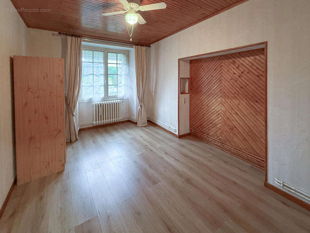 GENDROT 10 - Maison à SAINT-SULPICE-LA-FORET