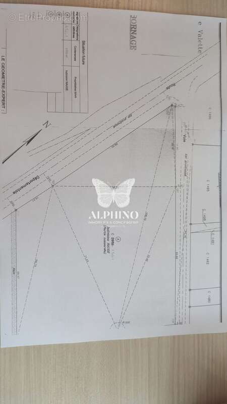 Terrain à SAINT-MARTIAL-DE-VALETTE