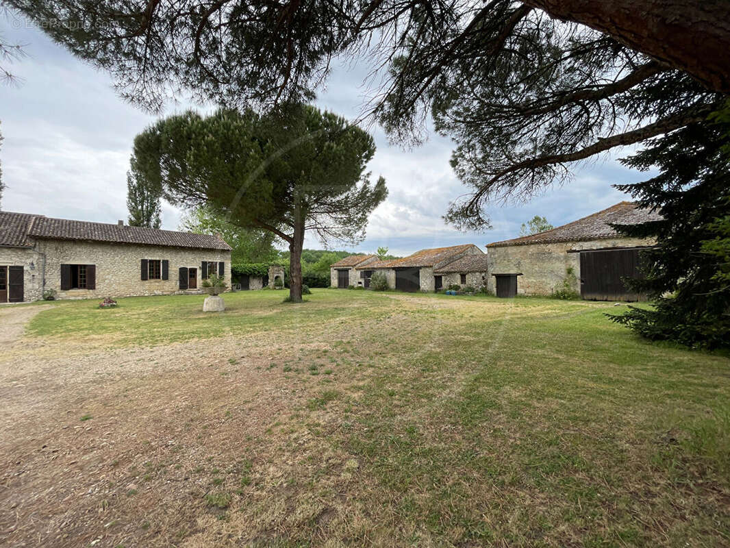 Maison à BONNEVILLE-ET-SAINT-AVIT-DE-FUMADIERES