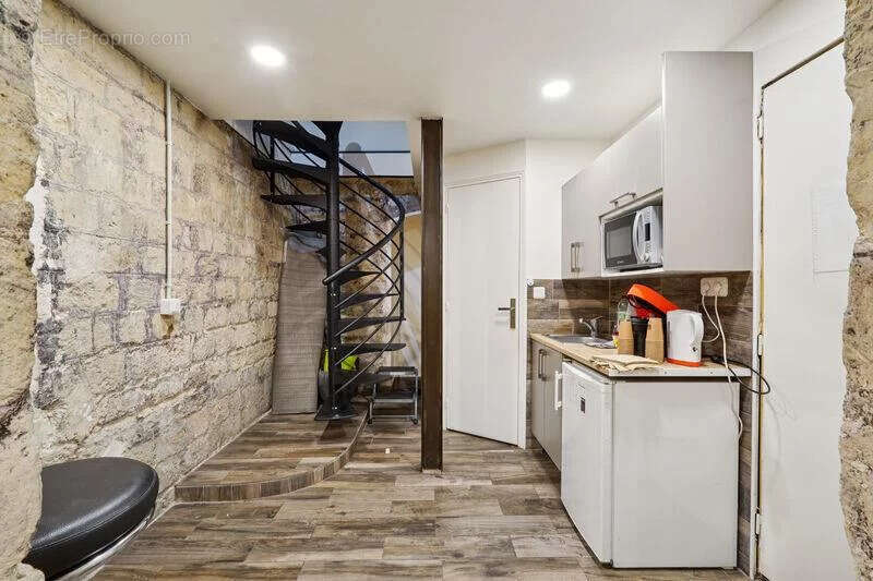 Commerce à PARIS-8E