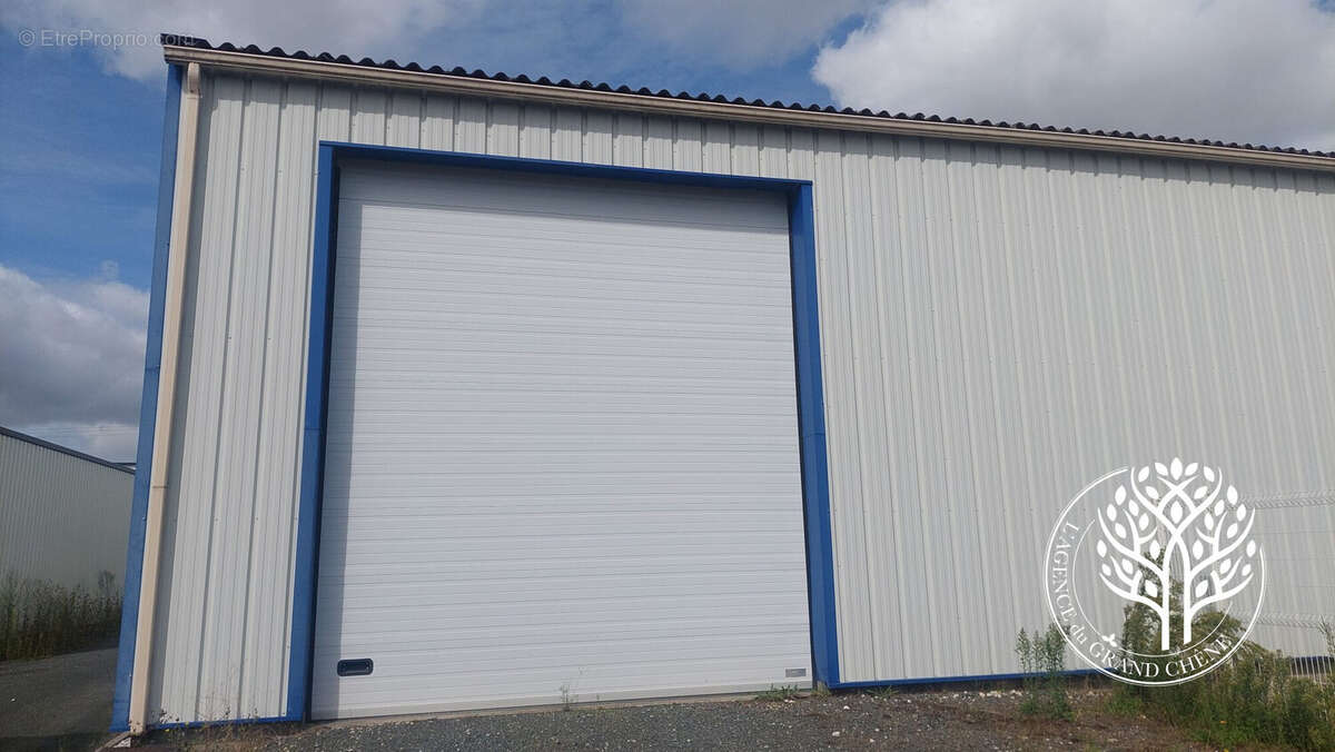 vue extérieur porte hangar - Commerce à ROCHEFORT