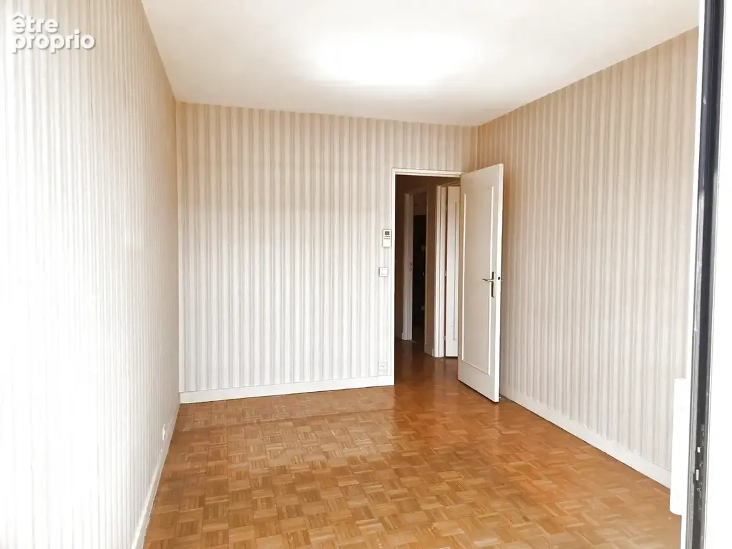 Bel appartement familial de 4 pièces avec balcons et parkings   À fort potentiel ! - photo 7