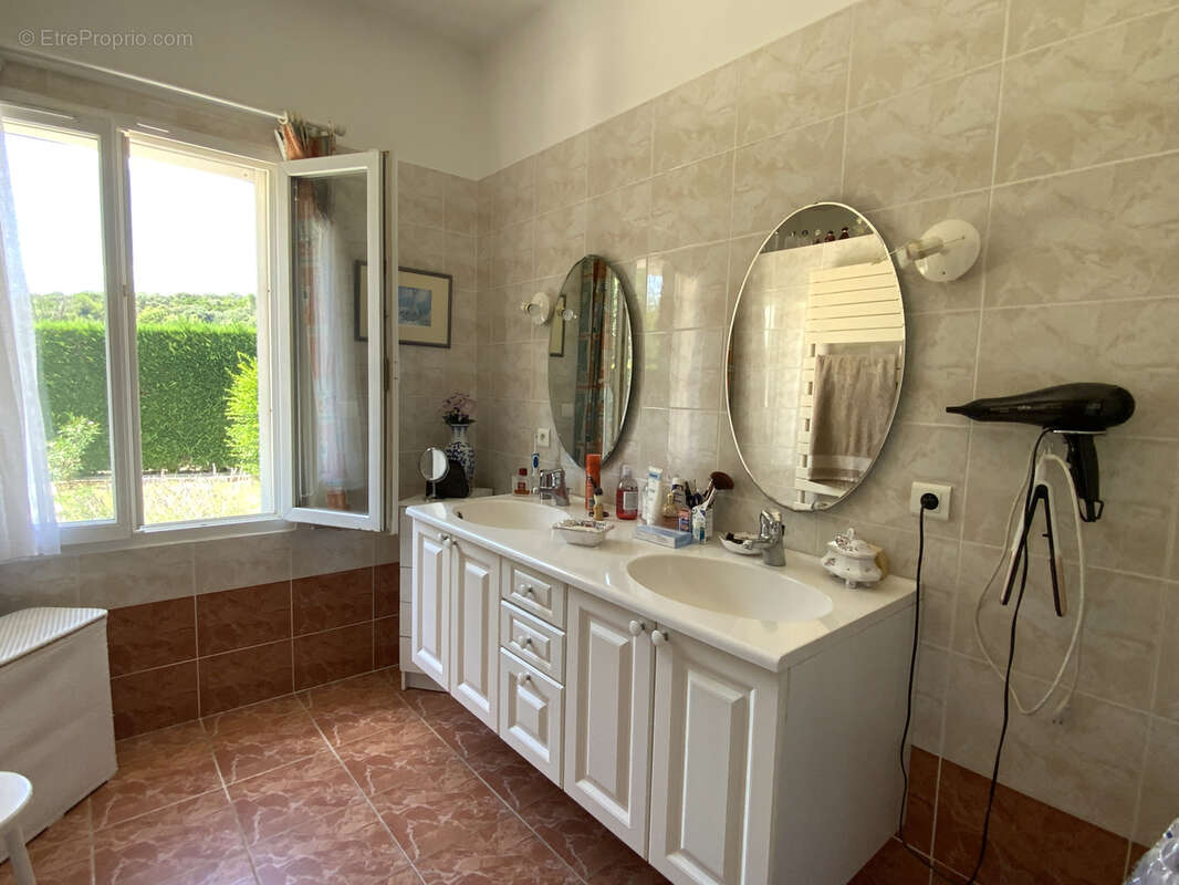 Villa de plain pied sur un terrain de 2300 m2 avec piscine. - photo 18