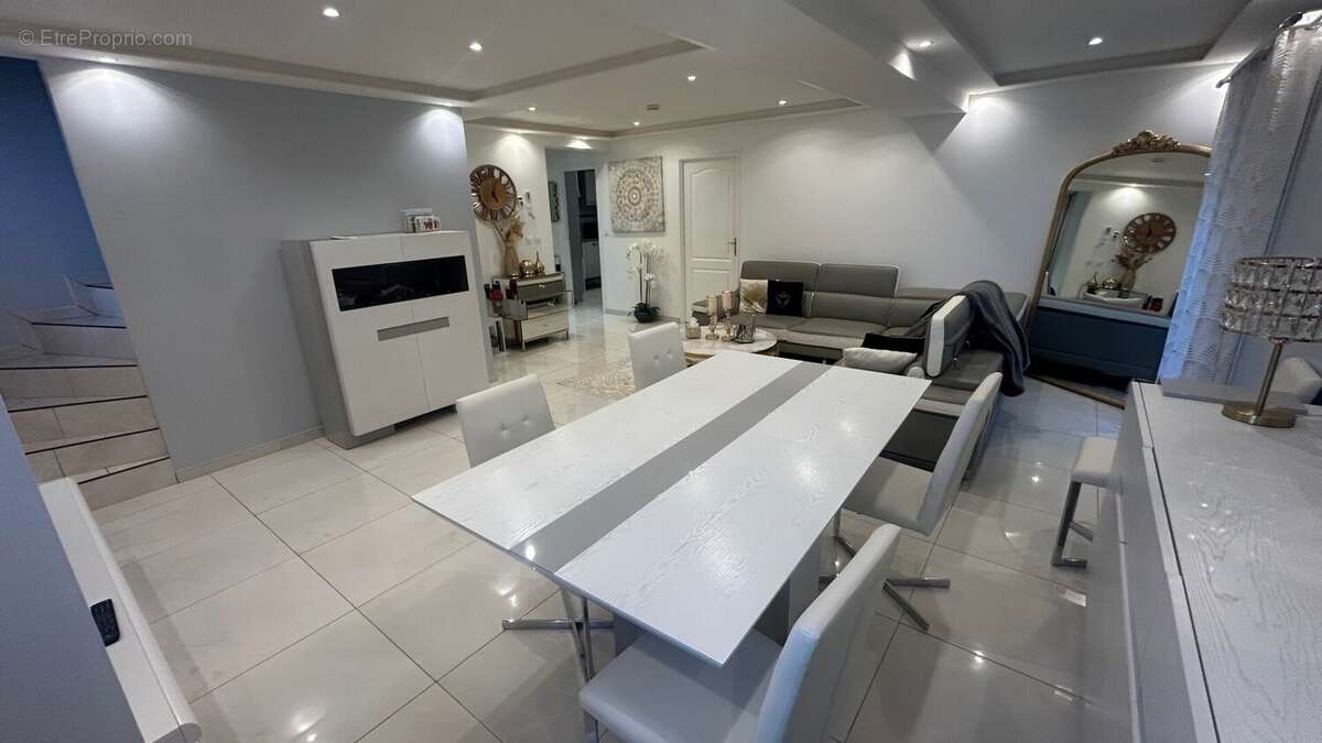 Maison a vendre a Vétraz Monthoux Salon Séjour - Maison à VETRAZ-MONTHOUX