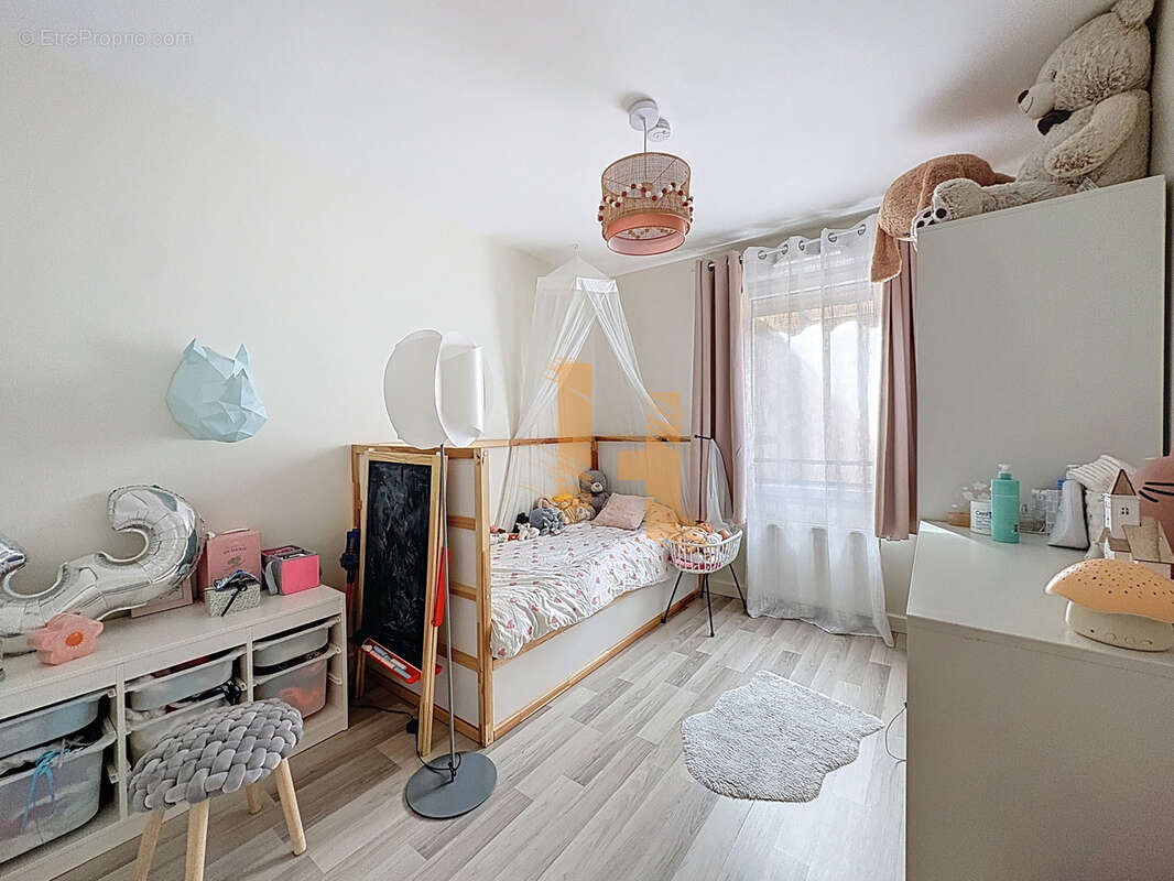 Appartement à NEYRON