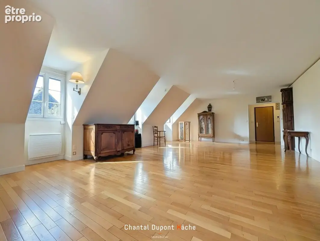 CHARTRES COEUR DE VILLE - Appartement de 141m2 en dernier étage avec ascenseur, garage et cave. - photo 2