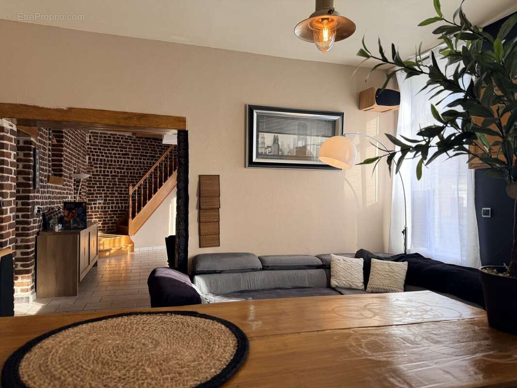 Salon - Maison à MONCHECOURT