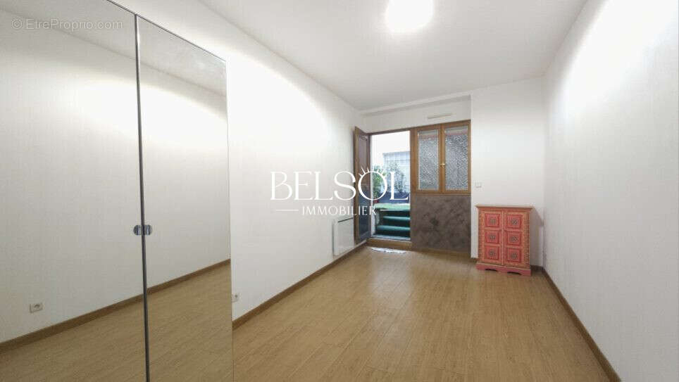        1 ère chambre - accès au jardin  - Appartement à AIX-LES-BAINS