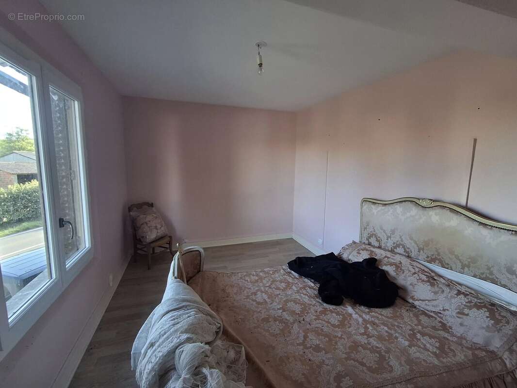Grande maison familiale à rénover, grange, dépendances et plus de 2 hectares de terrain - photo 8