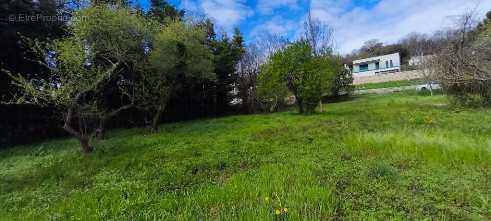 Terrain à MONTELIMAR