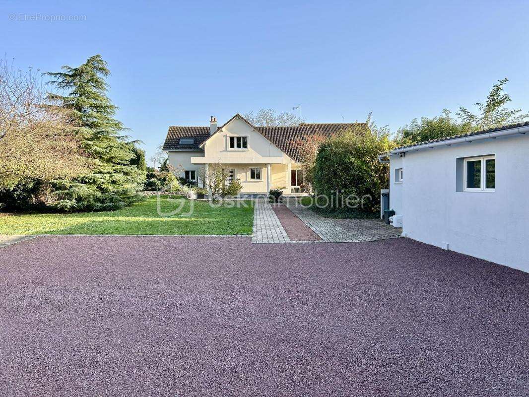 Maison 8 pièces 5 chambres de 205m² à VILLEBLEVIN (89340) - photo 23
