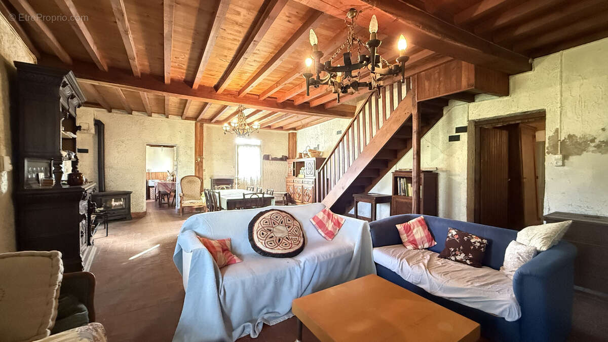 Maison de campagne familiale à rénover entièrement avec grand terrain et dépendances - photo 12
