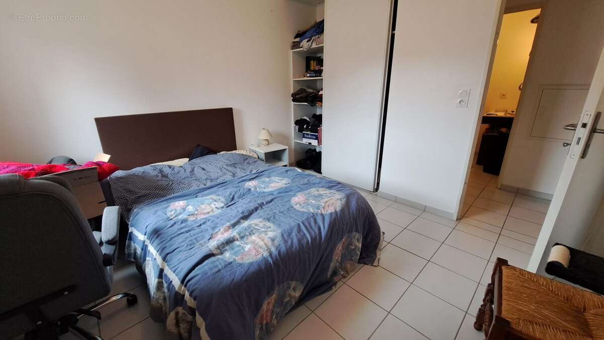 chambre côté placard - Appartement à POITIERS
