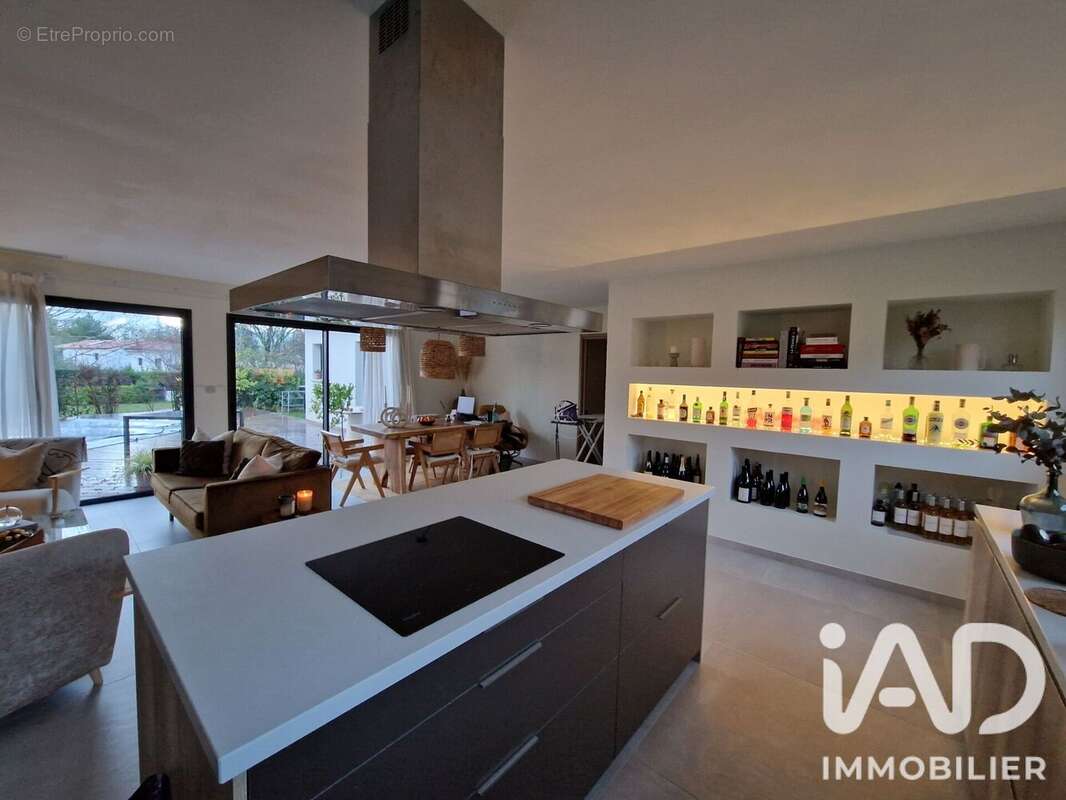 Maison 128 m² à Carignan-De-Bordeaux  - photo 3