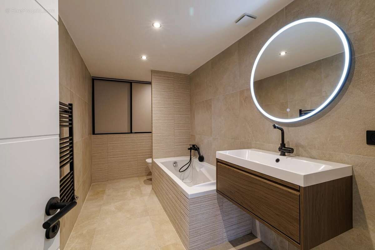 Appartement à SAINT-LAURENT-DU-VAR