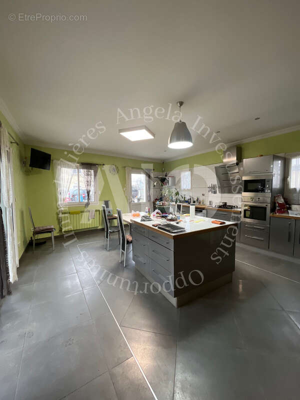 A vendre un ensemble de 3 Villas sur une parcelle de 1 500 m2, situé à Décines-Charpieu, - photo 2