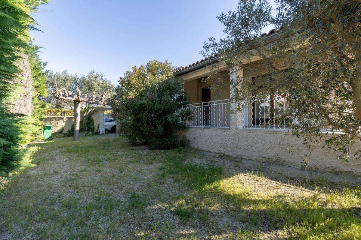 Maison à ENTRAIGUES-SUR-LA-SORGUE