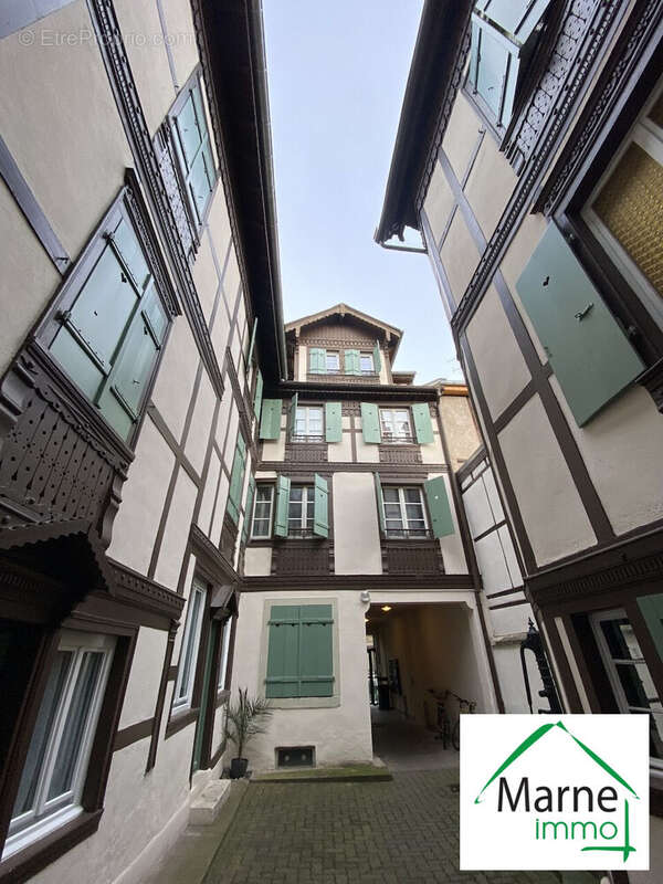 immeuble arrière (vue fenêtre appt) - Appartement à STRASBOURG