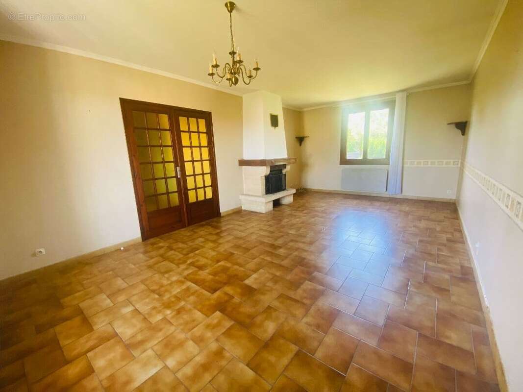 A vendre à la Chapelaude - Maison 4 chambres sur sous/sol semi-enterrée avec garage pour 2 vl - photo 2
