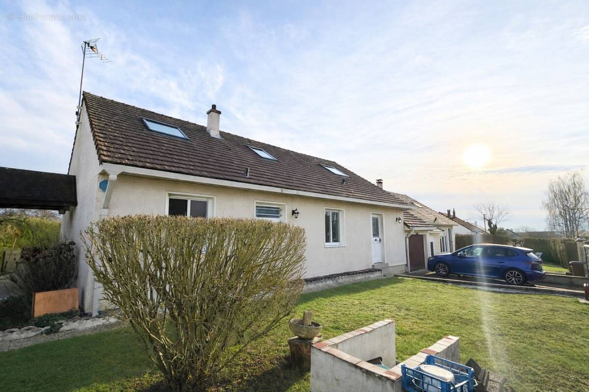 59585279a.jpg - Maison à NEUILLY-EN-THELLE