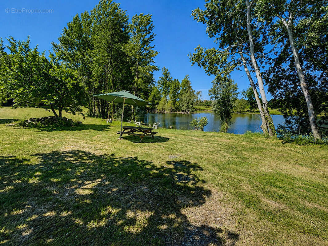 Propriété de caractère avec lac, parc boisé et logement indépendant - photo 2