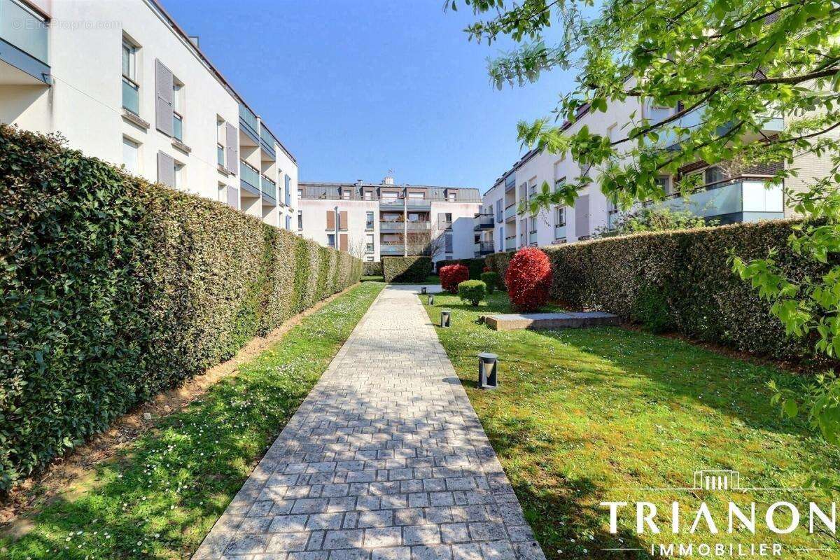 Appartement à LES CLAYES-SOUS-BOIS