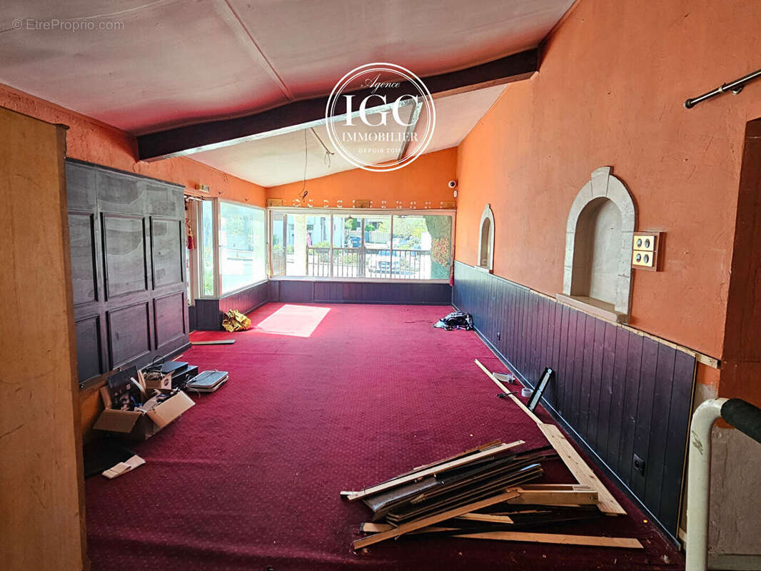 Commerce à CHATEAUNEUF-LES-MARTIGUES