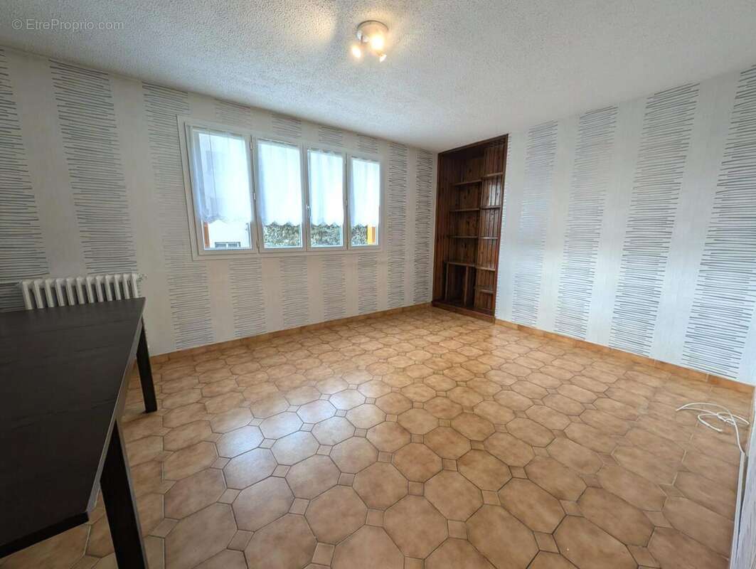 Appartement à LES CLAYES-SOUS-BOIS