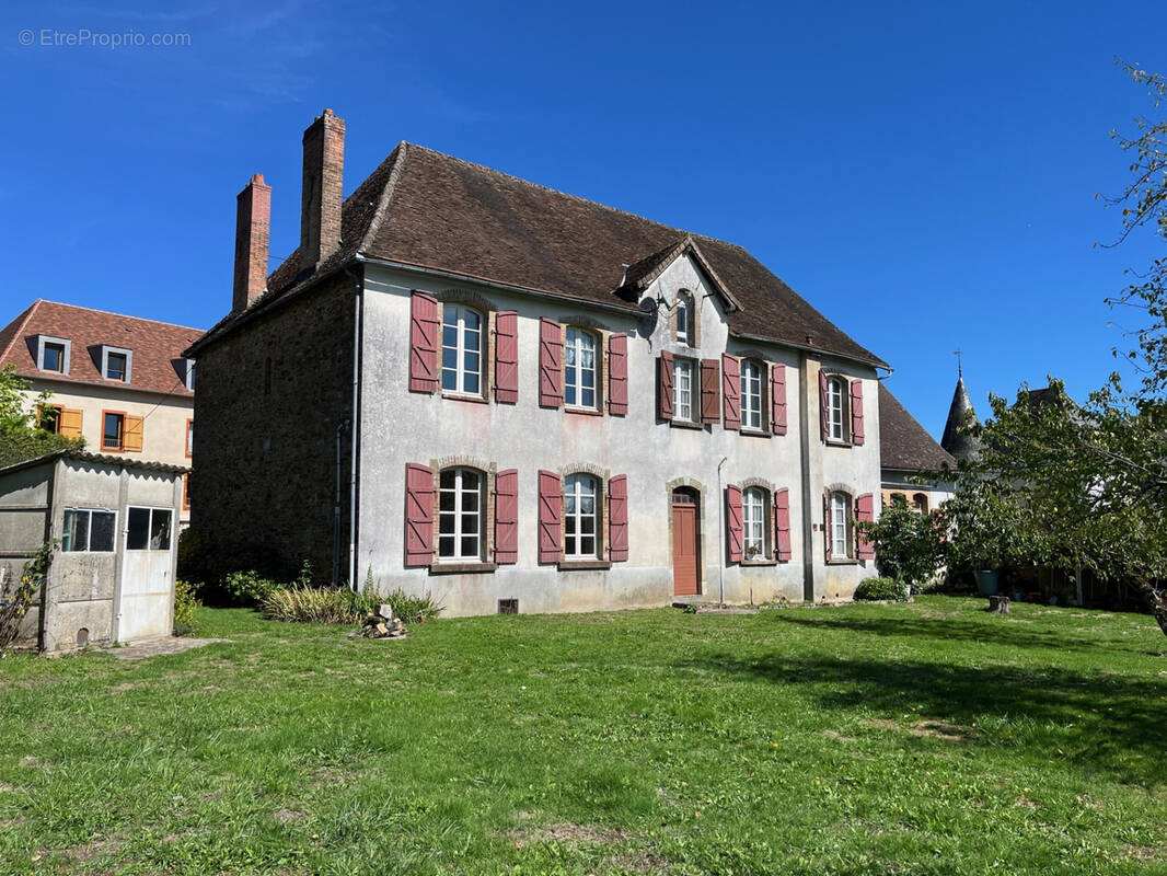 Coussac Bonneval, immeuble de 5 appartements, dépendances et terrain - photo 1