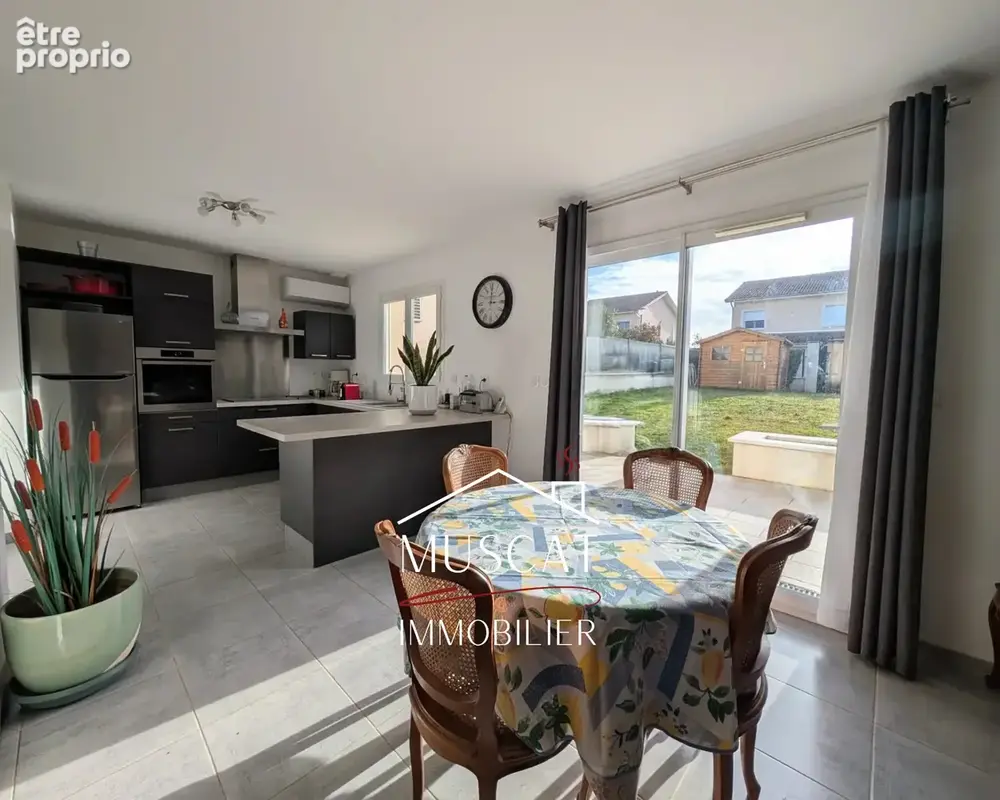 FRONTONAS - Maison - 3 chambres - terrasse - jardin - garage - photo 4