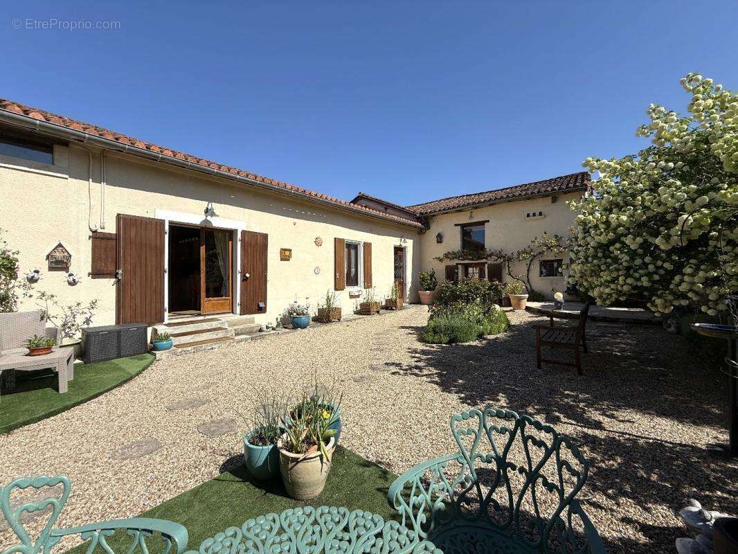 Maison à NANTEUIL-AURIAC-DE-BOURZAC