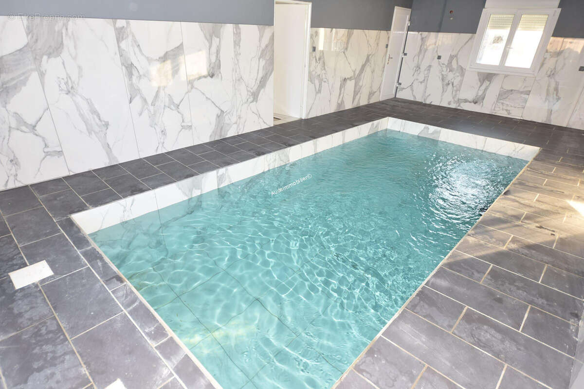 villa récente avec jardin et  piscine intérieure - photo 14