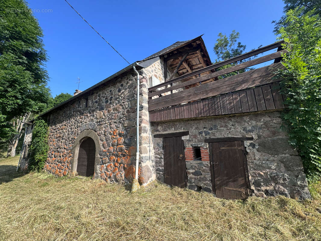 Corps de ferme rénové, 1272 m2 de terrain et jolie vue dégagée Secteur Puy Mary - photo 4