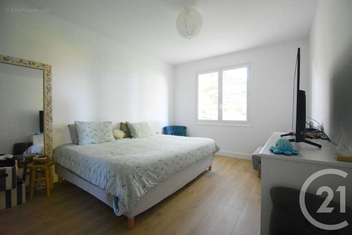 Maison à CREUZIER-LE-VIEUX