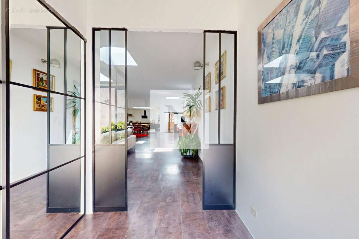 Maison 308 m² à Rochefort  - photo 2