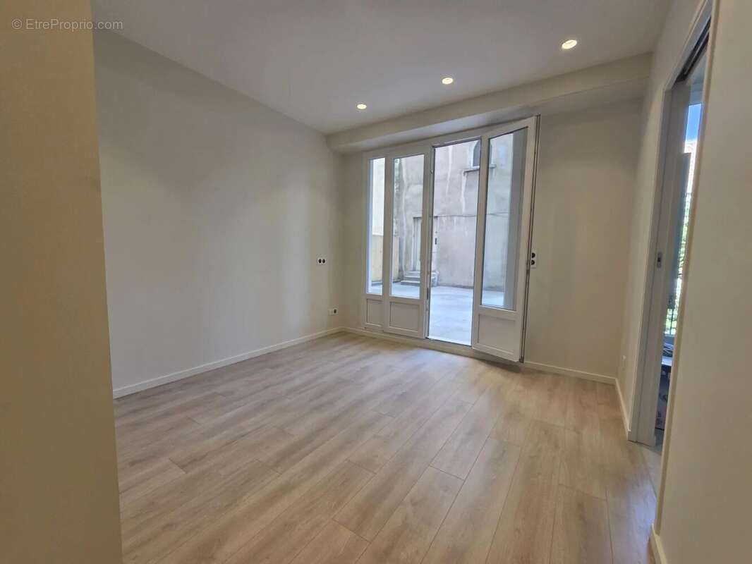 Nice – carré d’or  3 pièces rénové 3 min de la mer avec 2 balcon - photo 8