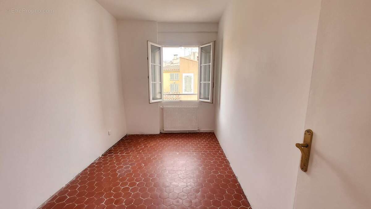 LA CIOTAT - APPARTEMENT T3/4 de 66m² - plein centre - - Appartement à LA CIOTAT