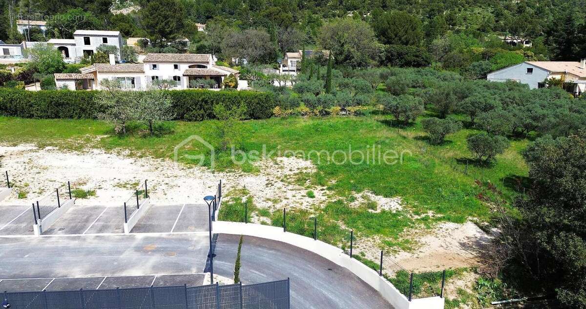 A vendre terrain constructible et viabilisé de 567 m2  , au pied du Luberon , très au calme , sur Mérindol - photo 4