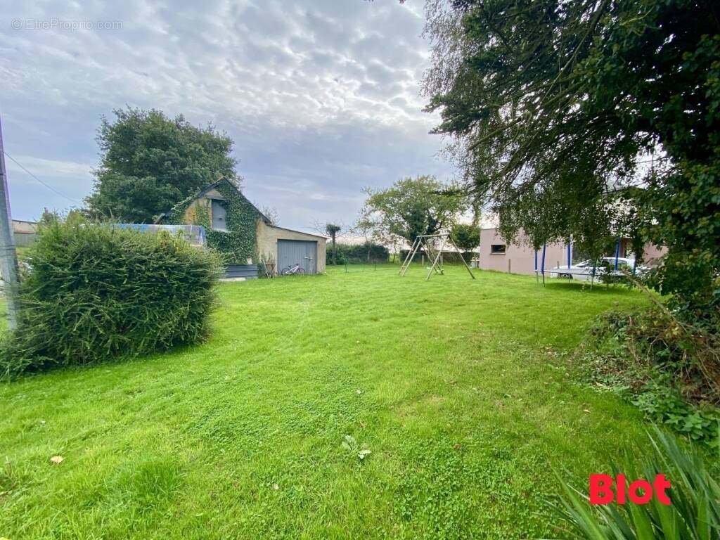 Terrain à MONTAUBAN-DE-BRETAGNE