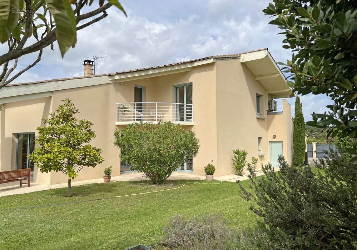 Maison à L'ISLE-SUR-LA-SORGUE