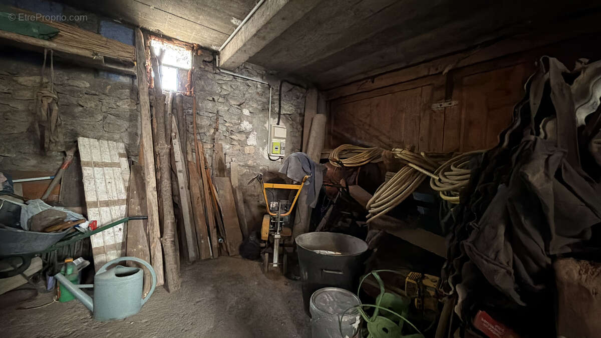 Propriété traditionnelle de 148 m2 sur parcelle arborée de 780 m2 avec dépendances - photo 8