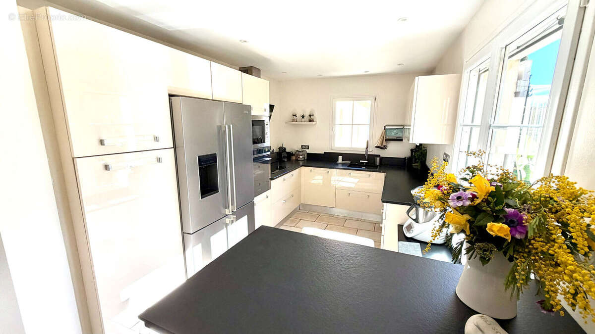 Maison à ENTRAIGUES-SUR-LA-SORGUE