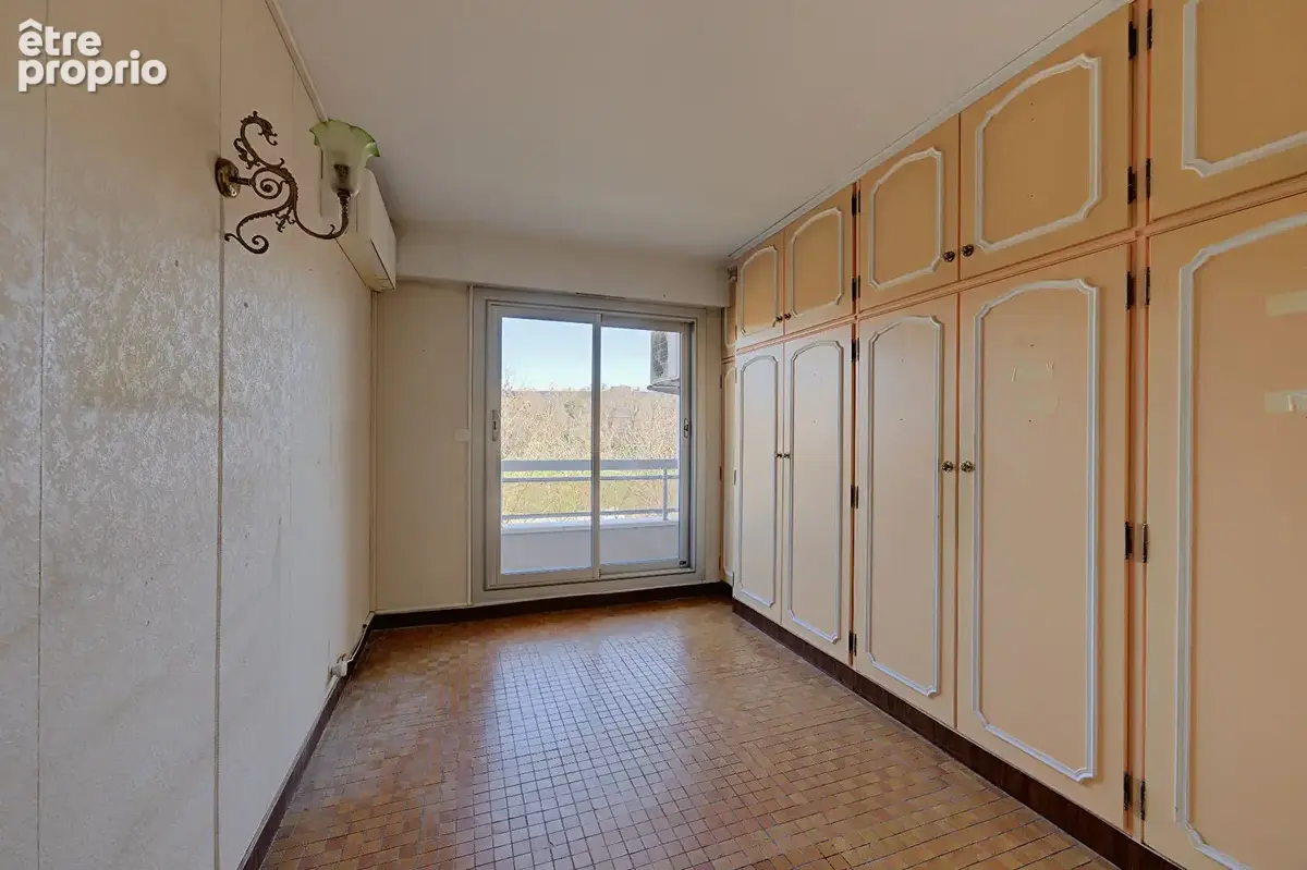 DERNIER ETAGE  Vue sur le Parc du Lycée MICHELET -- 4 PIECES - 3 Chambres,  double balcons,  cave et garage inclus. - photo 9