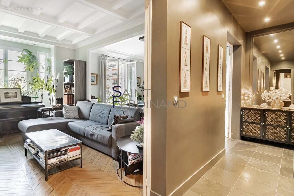 Appartement à PARIS-16E