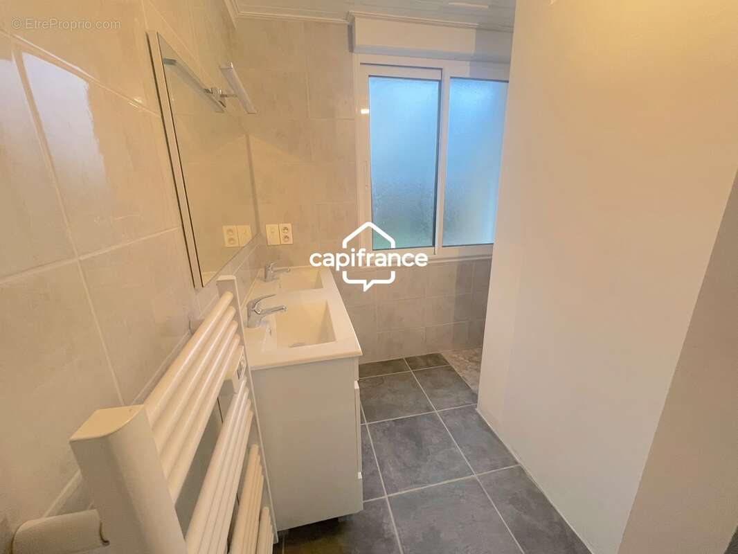 Maison familiale de 152 m2 avec piscine, garage et espace indépendant à deux pas de l'océan ! - photo 12