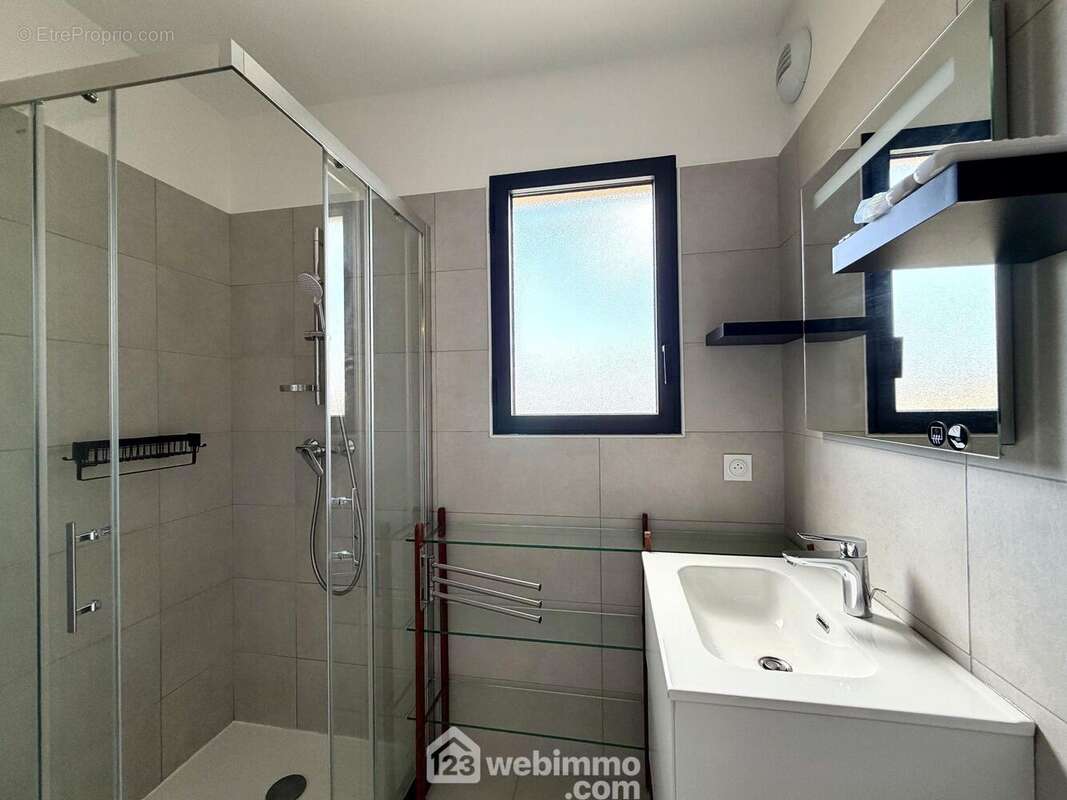 Salle d'eau avec fenêtre (wc indépendant) - Appartement à BASTIA