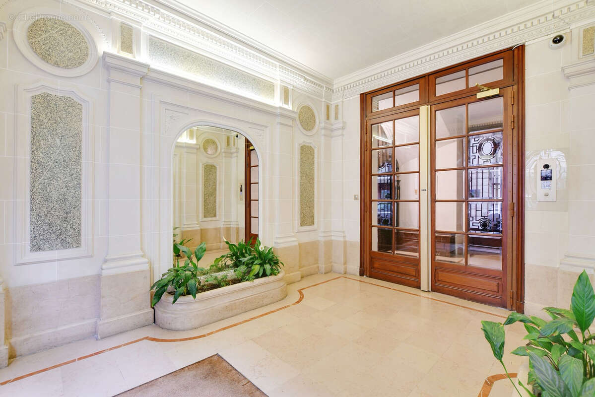 Appartement à PARIS-16E