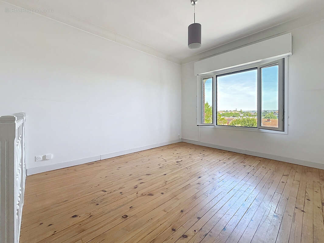 Maison de caractère, T6 de 171 m2 au calme avec jardin, terrasses et garages. - photo 3